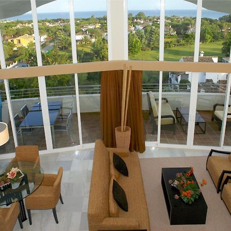 Senator Banus (Adults Only) Hotell Estepona Interiør bilde A living room in a penthouse